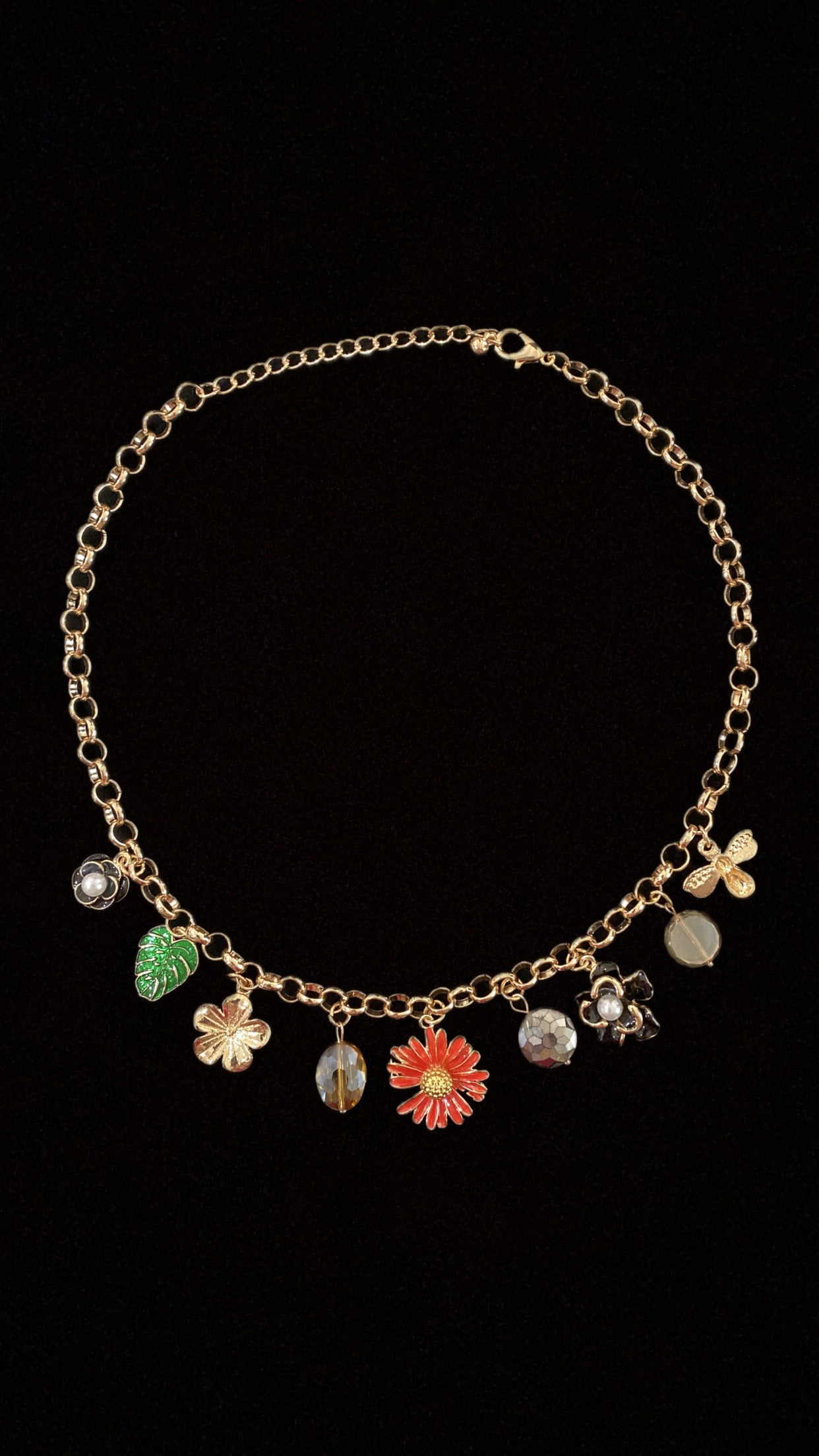 Daisy bee charm necklace