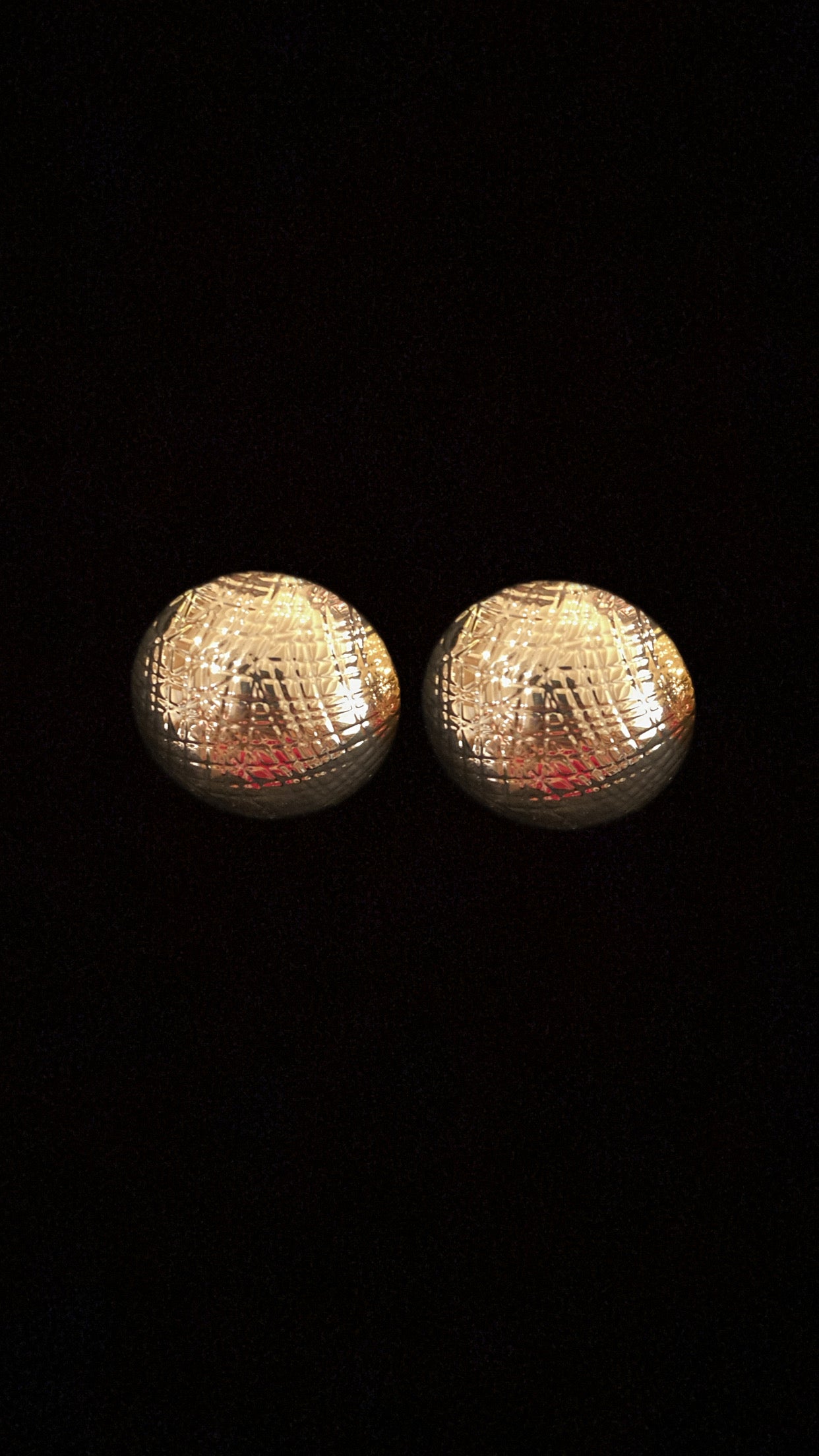 Bold dot studds