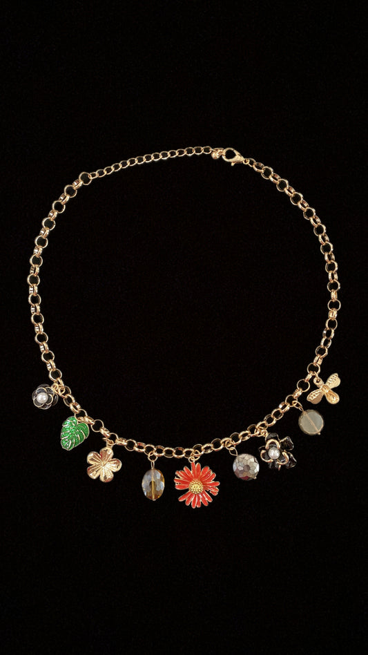 Daisy bee charm necklace