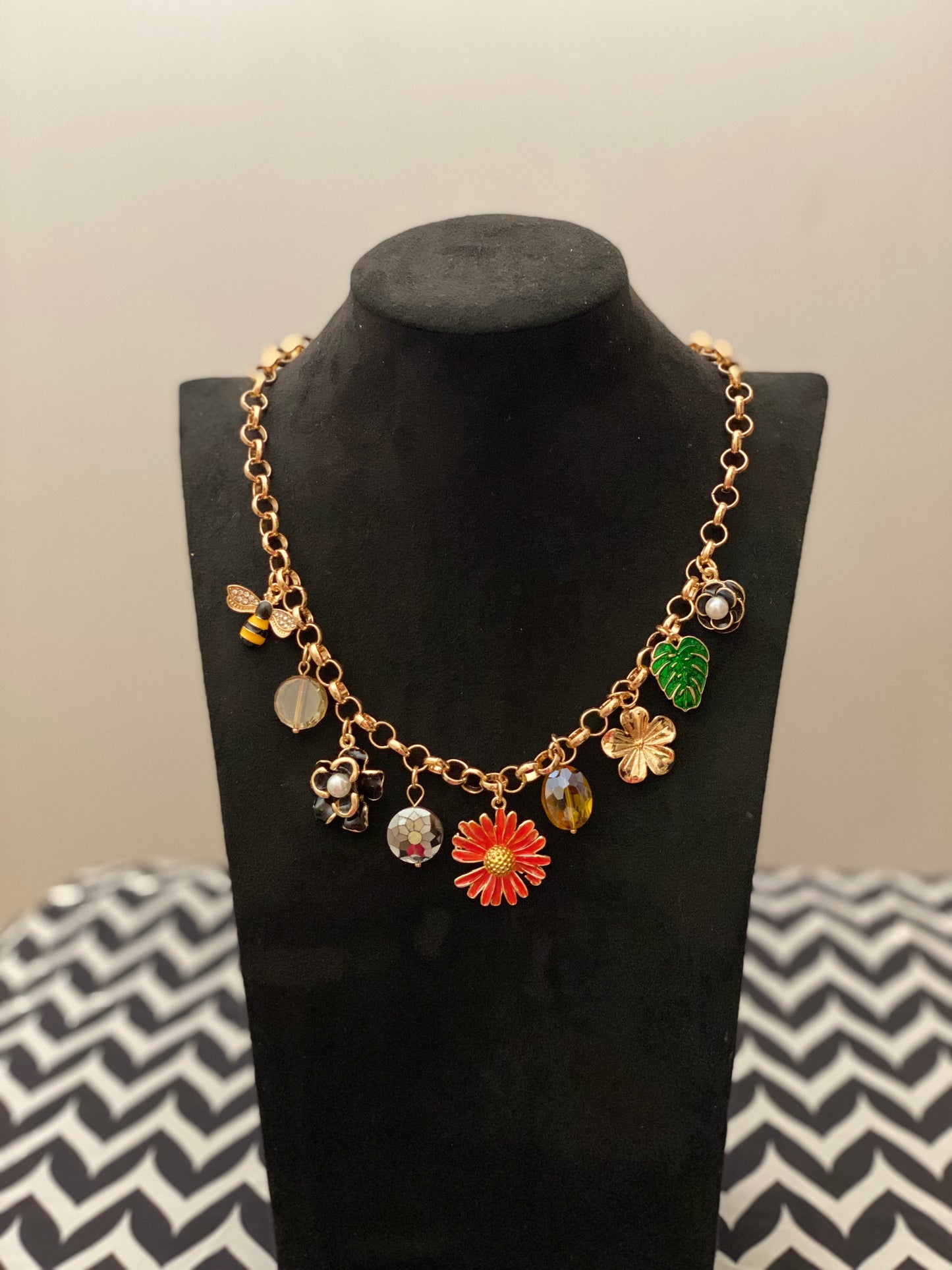 Daisy bee charm necklace