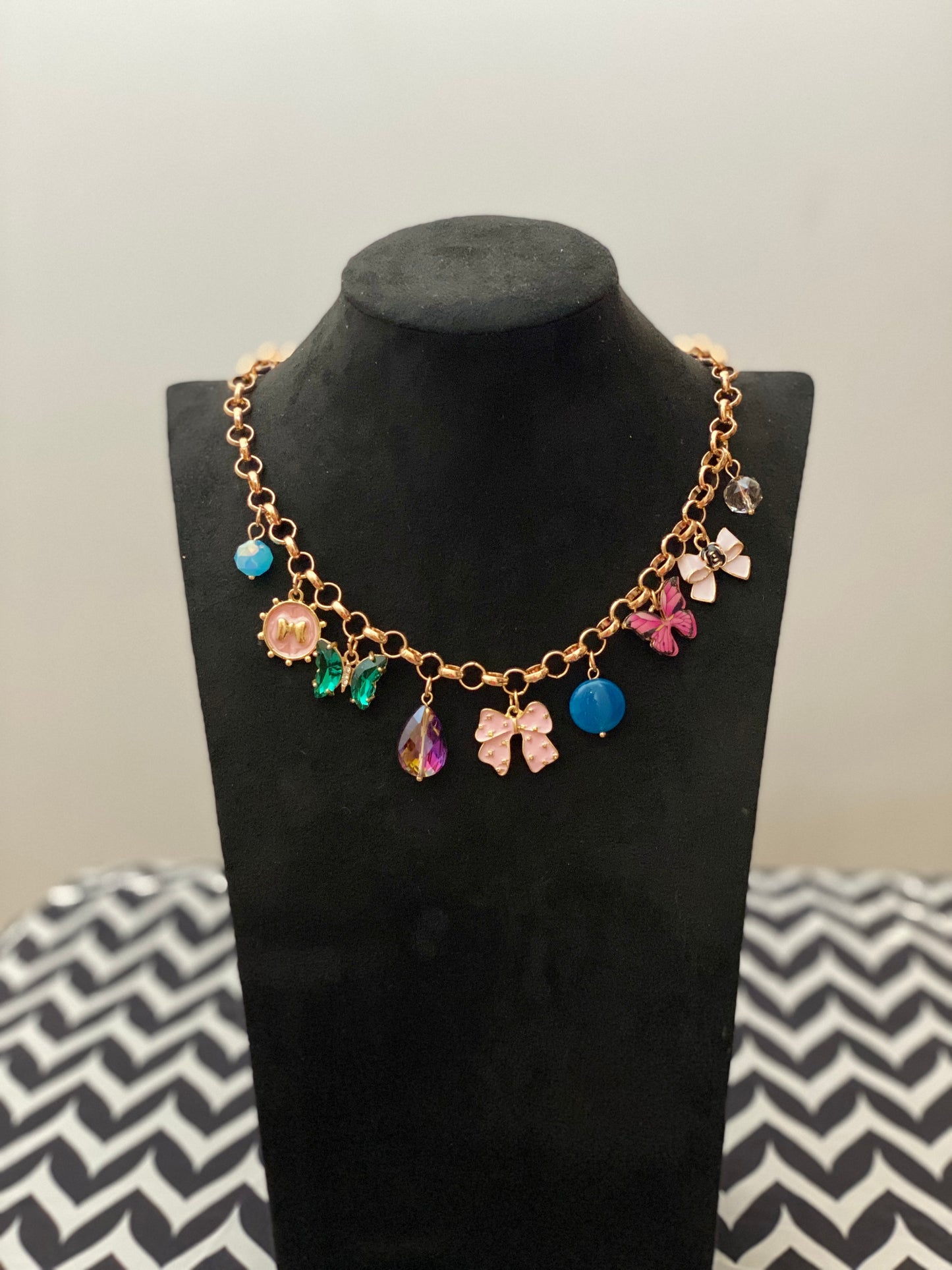 Bow charm necklace